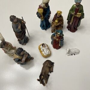 ChristianBook Nativity Set 12 Pieces  - Limited Edition 8 In-New Condition 780